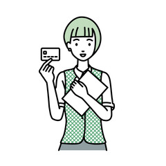 立って書類とカードを手に持つ事務員制服の女性