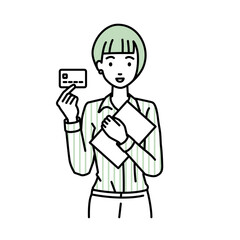 立って書類とカードを手に持つブラウスの女性