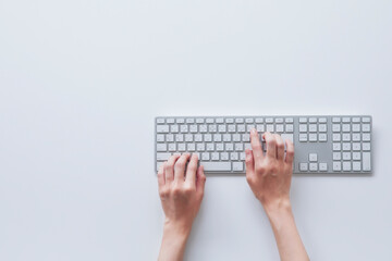 キーボードと女性の手