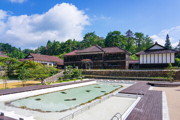 保存修理工事が完了した旧吹屋小学校（国内最古級の木造校舎）