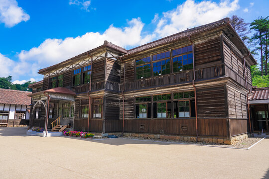 保存修理工事が完了した旧吹屋小学校（国内最古級の木造校舎）