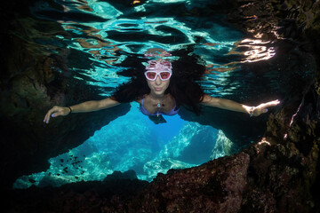 freediver girl in the cave. underwater shoot. - obrazy, fototapety, plakaty