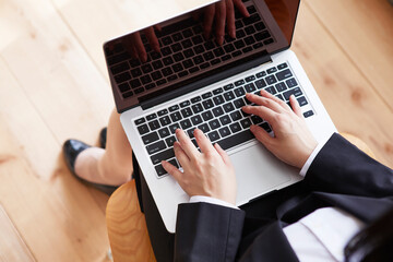 パソコンと女性の手