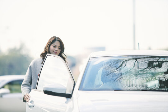 車に乗る女性