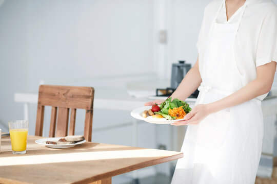 食事の準備をする女性