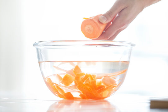 キッチンで料理をする女性