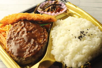 ハンバーグ＆フライ弁当 横から