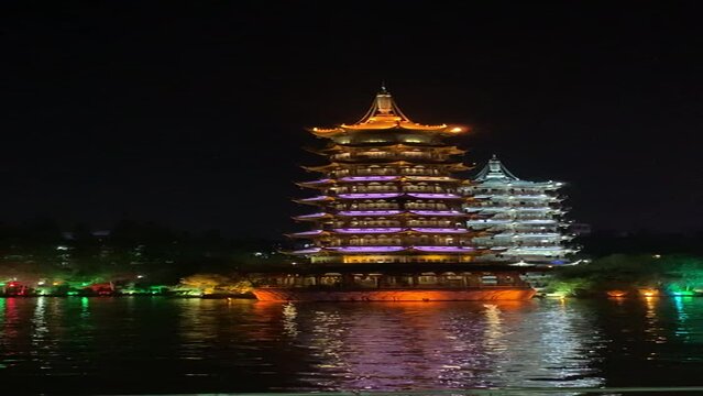 Pagodes de la lune et du soleil de nuit &agrave; Guilin - Chine
