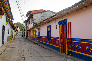 Fototapeta na wymiar colorful town of guatape in antioquia district, colombia.