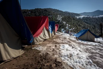 Photo sur Plexiglas Manaslu Base camps on the hills of Himalayan trekking adventure during Snowfall in winters. Uttarakhand India.
