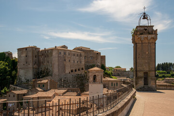 Obraz premium Tuscany, Italy. Panoramic view of the medieval hill town of Sorano. Etruscan towns of Tuscany. Towns that have existed for the second millennium. Ancient Sorano