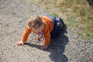 bébé marchant dehors