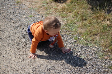 bébé marchant dehors