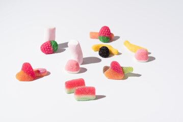 Surtido de dulces y golosinas. Caramelos de gelatina de colores sobre fondo blanco