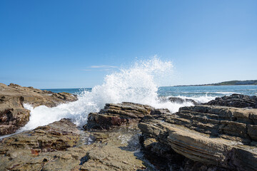 岩に砕ける波
