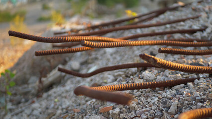 Industrie, usine désaffectée, tige de métal, béton armé, rouille 