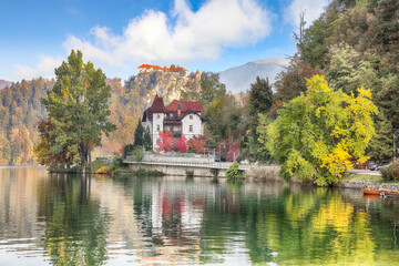 Fototapeta na wymiar Gorgeous sunny day view of popular tourist destination Bled lake.