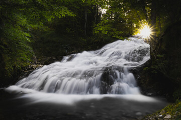 Wasserfall mit Sonnenschein