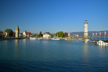 Fototapeta na wymiar Der Hafen von Lindau am Bodensee bei strahlend blauem Himmel.