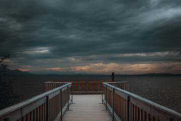 Düstere Stimmung mit dichten Wolken am Steg