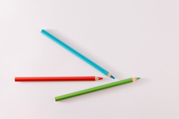 Naklejka premium Colored wooden pencils on a gray background, minimal back to school concept, red, green, blue