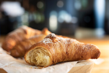 Frische, leckere Croissants vor dunklem Hintergrund. Close up