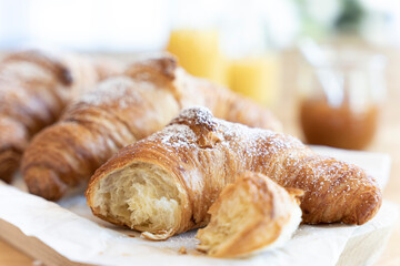 Frische, leckere Croissants vor hellem Hintergrund. Close up