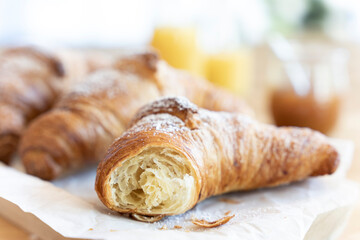 Frische, leckere Croissants vor hellem Hintergrund. Close up