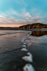 夕暮れの波打ち際