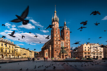 The main square in Krakow with a view of the cloth hall and St. Mary's Basilica. Rynek główny w krakowie z widokiem na sukiennice i bazylikę mariacką.