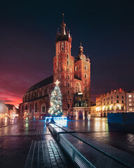 The main square in Krakow with a view of the cloth hall and St. Mary's Basilica. Rynek główny w krakowie z widokiem na sukiennice i bazylikę mariacką. - obrazy, fototapety, plakaty