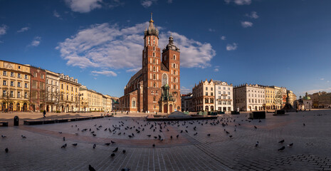 The main square in Krakow with a view of the cloth hall and St. Mary's Basilica. Rynek główny w...