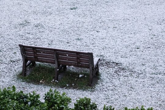 A bench in a park in winter © @nagataniyoshiki