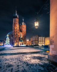 The main square in Krakow with a view of the cloth hall and St. Mary's Basilica in winter. Rynek główny w krakowie z widokiem na sukiennice, bazylikę mariacką w zimie. 
 - obrazy, fototapety, plakaty