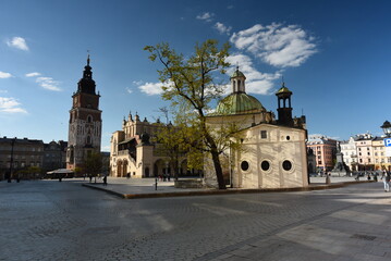 The main square in Krakow with a view of the cloth hall, St. Mary's Basilica in a natural mirror. Rynek główny w krakowie z widokiem na sukiennice, bazylikę mariacką w naturalnym lustrze.