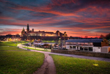 Krakow, Poland. View of the Wawel and the Vistula River at sunrise. Widok na Wawel i rzekę Wisłę o wschodzie słońca. - obrazy, fototapety, plakaty