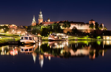 Fototapeta na wymiar Krakow, Poland. View of the Wawel and the Vistula River at sunrise. Widok na Wawel i rzekę Wisłę o wschodzie słońca. 