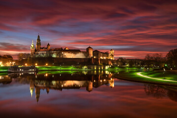 Krakow, Poland. View of the Wawel castel and the Vistula River at sunrise. Widok na Wawel i rzekę...