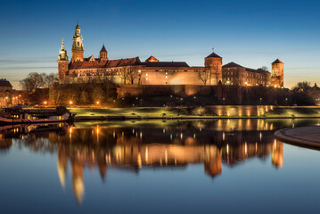 Fototapeta na wymiar Krakow, Poland. View of the Wawel Castel and the Vistula River at sunrise. Widok na Wawel i rzekę Wisłę o wschodzie słońca. Zamek na Wawelu.