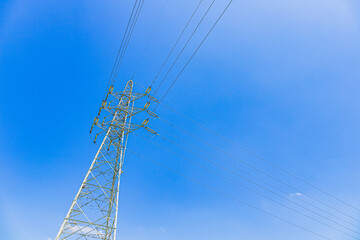 青空にそびえる鉄塔