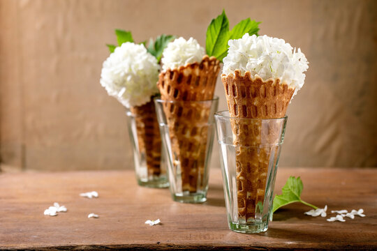 Waffle cones with white flowers