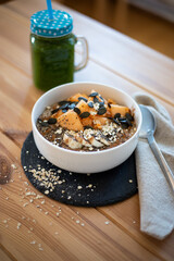 Schokoporridge mit gr&uuml;nem Smoothie