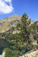 lago de alta montaña en circo glaciar