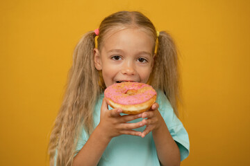 Naklejka premium Funny girl with donuts on a yellow background
