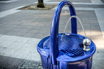 Blauer Trinkbrunnen mit Wasserstrahl in Aufsicht