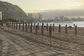 Plaża o poranku w Alicante