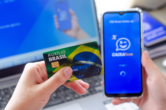 FGTS, Auxilio Brasil, Caixa Tem, Ec&ocirc;nomia, Auxilio, Brasil, Smartphone, M&atilde;o Feminina, Female Hand, Laptop, Computados, Governo, Emprego, Desemprego