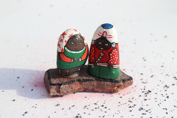 Menschenfiguren aus Kieselsteinen. Kieselsteine bemalen.