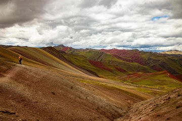 Papier Peint photo Vinicunca View of a man looking at Vinicunca, a Rainbow Mountain in the Andes of Peru