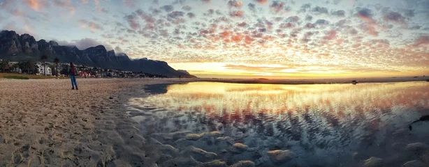 Foto auf Acrylglas Camps Bay Beach, Kapstadt, Südafrika Schöner Strand von Camps Bay in Kapstadt, Südafrika, unter reflektierendem Sonnenunterganghimmel auf dem Wasser
